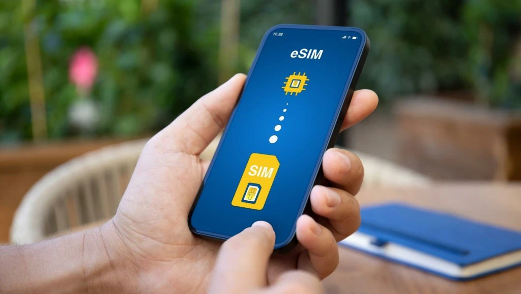 Como usar o celular fora do Brasil: chip internacional vs eSIM