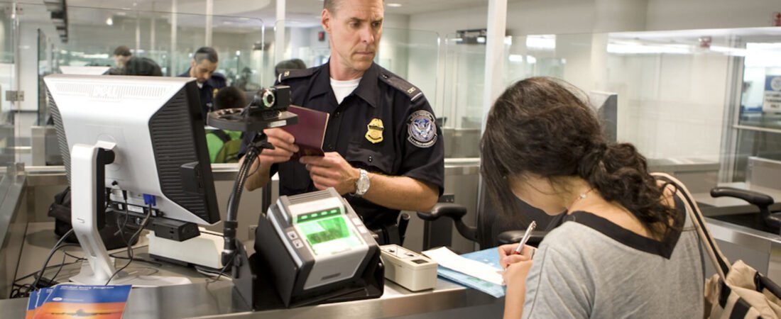 Como evitar problemas na imigração: dicas e documentos essenciais