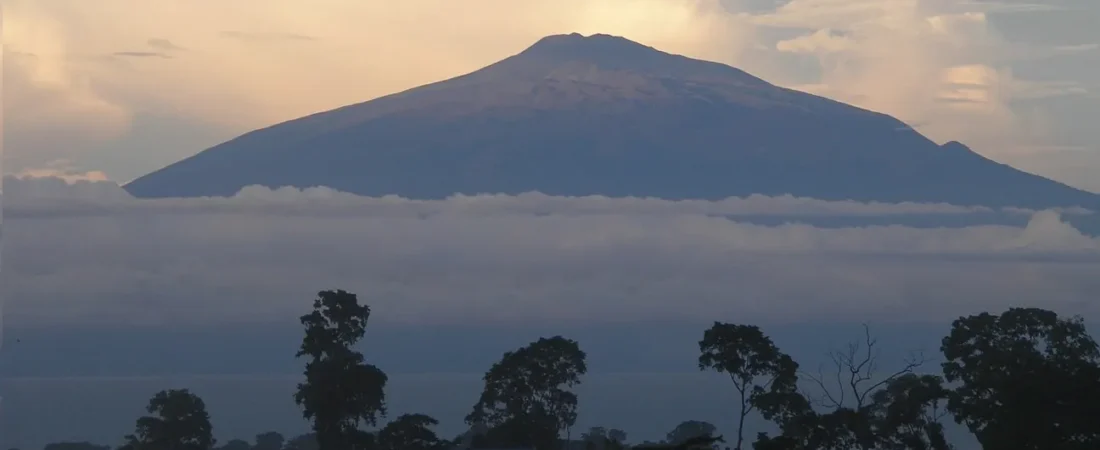 Montanhas de Camarões: Trekking no Monte Camarões e Cenários Vulcânicos Impressionantes
