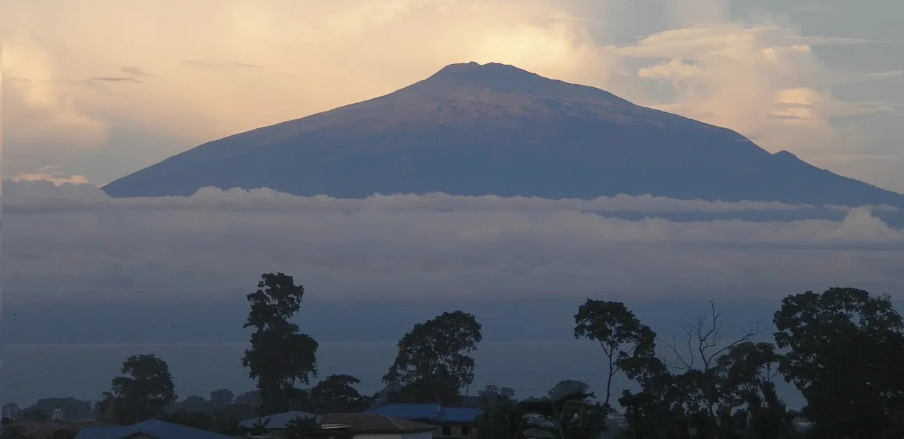 Montanhas de Camarões: Trekking no Monte Camarões e Cenários Vulcânicos Impressionantes